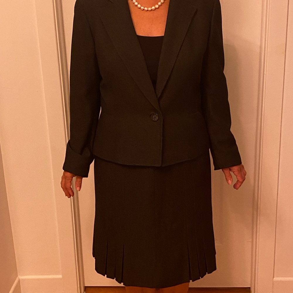 Anne Klein Classic Skirt Suit